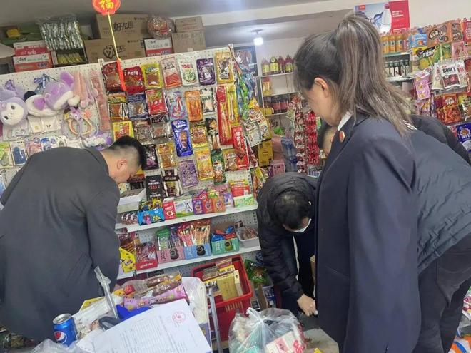 合力守护成长净土——尖山区人民检察院'小雏菊'未检工作室开展'无烟校园'专项检查行动